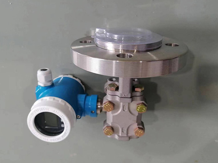 Single flange pressure transmitter